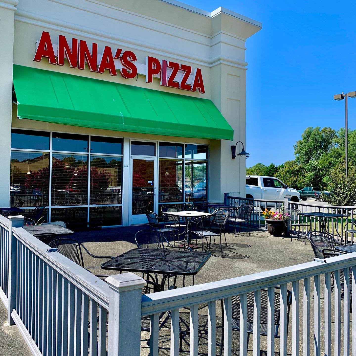 Anna's Pizza Virginia's River Realm
